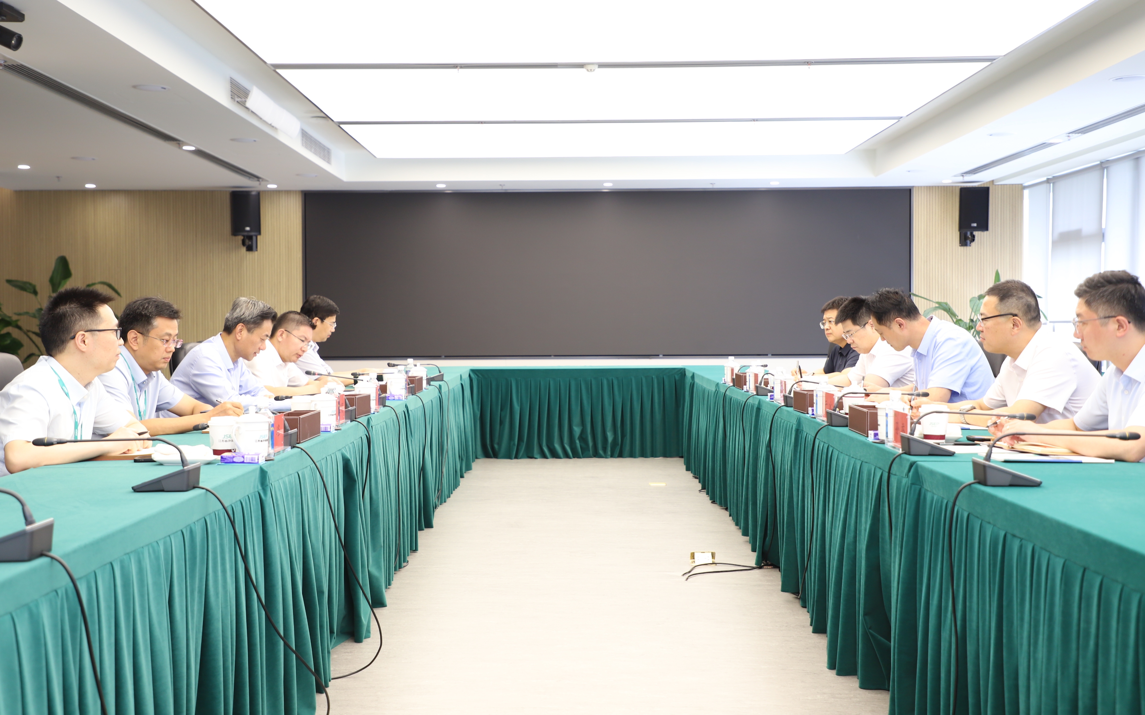 集團黨委書記、董事長王利一行到江蘇省環保集團座談交流