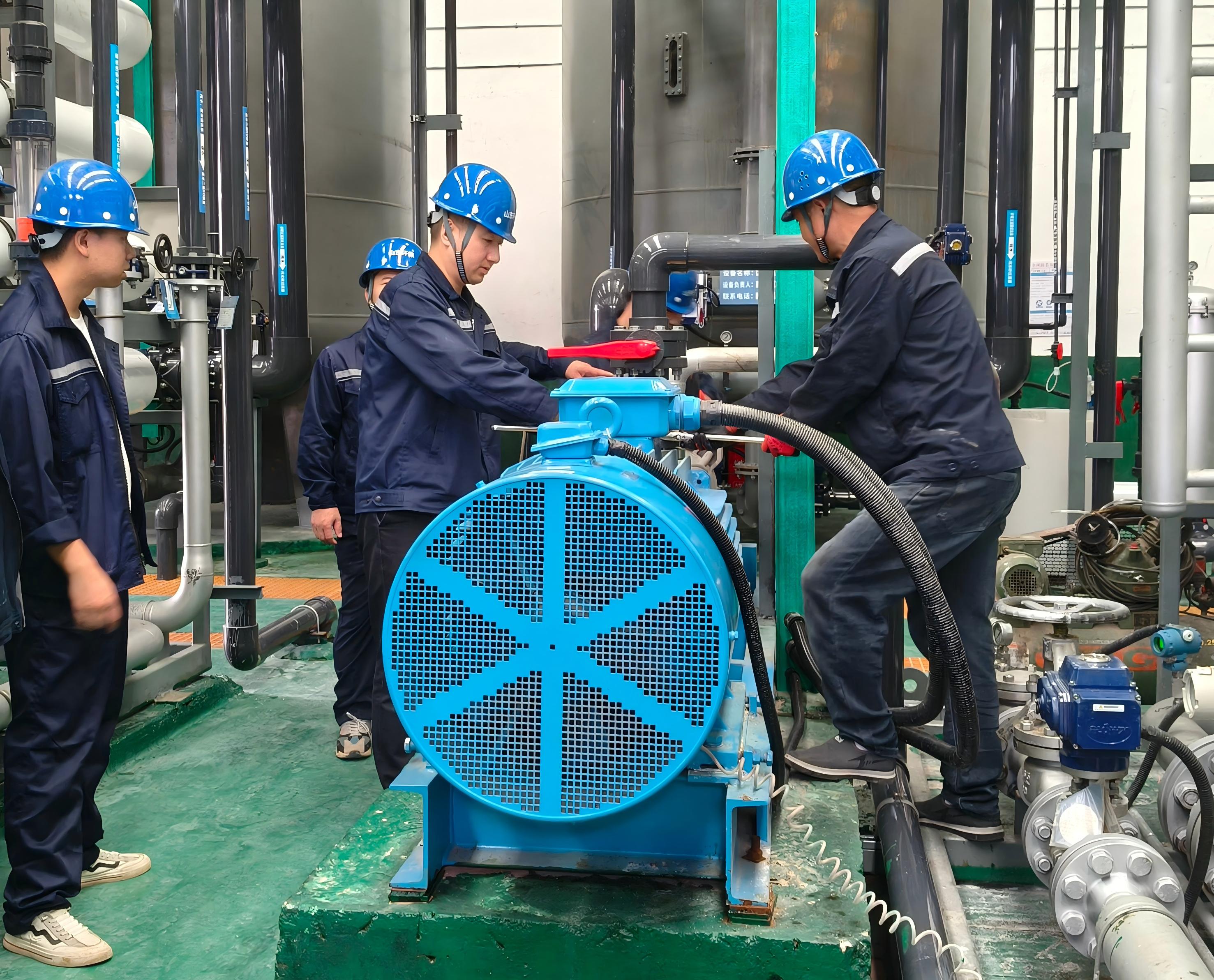 1754015352477.jpg 圖為污水車間主任張學淵(右二)和同事們調整設備.jpg