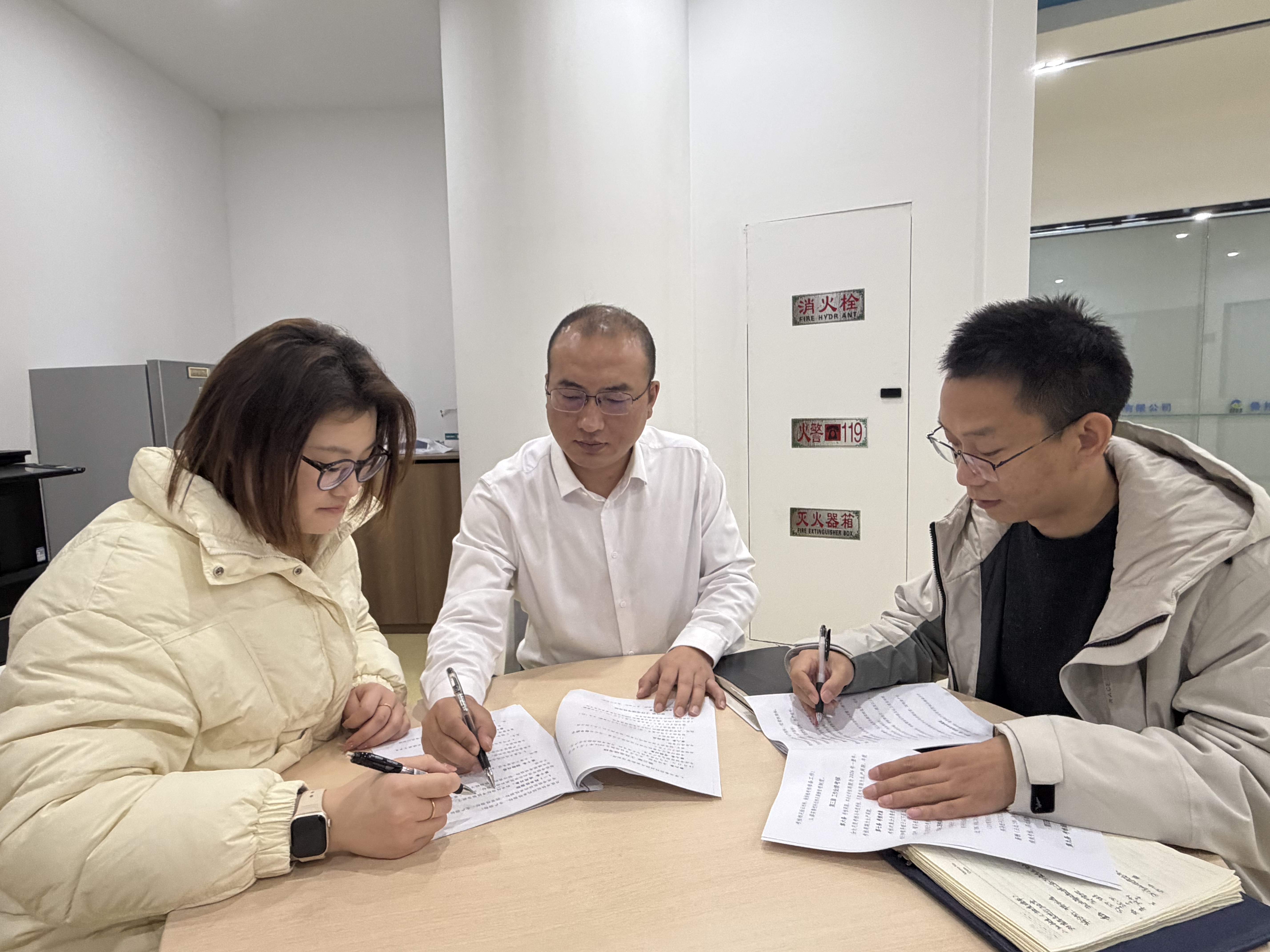 楊乾罡正在研究權屬企業績效考核辦法.jpg